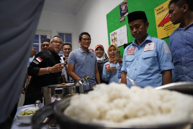
 Jaga Kesehatan Relawan Pengawal Suara, Sandi Cek Kandungan Gizi di Dapur Relawan
