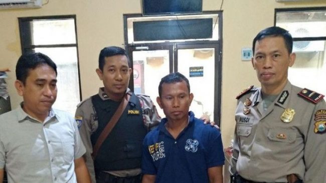 pria bakar kantor desa live di fb
