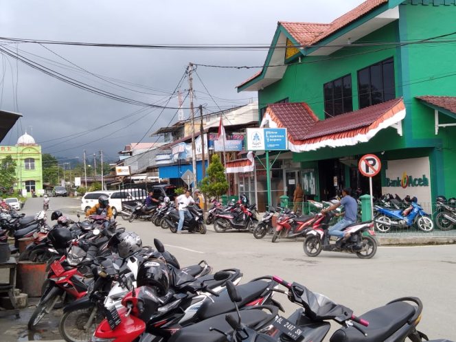 
 Simpang Lima Simeulue Semberawut, Kenderaan Banyak Parkir Sembarangan