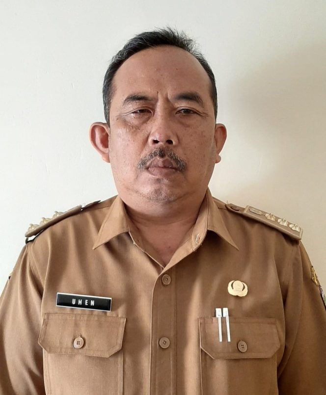 
 Drs. Uhen (Kepala Sekolah SMPN 2 Sukadana - Ciamis)
