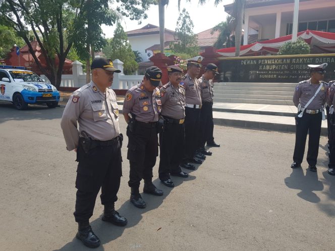 
 Polresta Cirebon Polda Jabar Laksanakan Pengamanan Unjuk Rasa Di Depan Kantor Bupati Cirebon