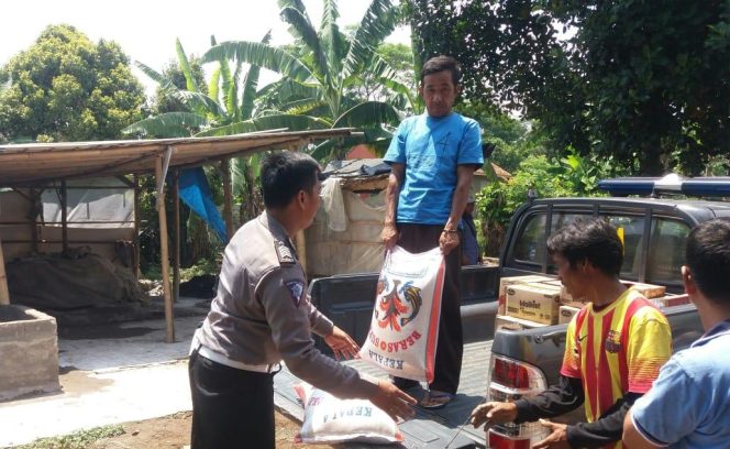 
 Polres Cianjur Polda Jabar Beri Bantuan Sembako Bagi Warga Kurang Mampu