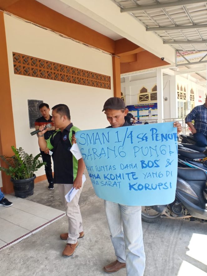 
 Tuntut Penghentian Pungutan Komite dan Jual Beli LKS, LSM Petisi Sakti Angkat Tema “I Love You DPR”