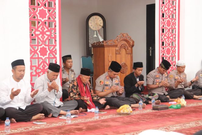 
 Polres Garut Polda Jabar Adakan Acara Doa Bersama Dan Santunan Untuk Anak Yatim 