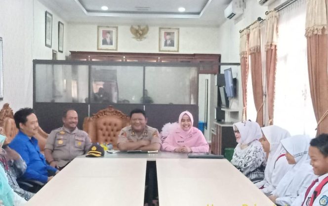 
 Kabid Humas Polda Jabar Apresiasi Kepada Pelajar Yang Telah Berhasil Menjuarai Bintang Pelajar Rangking 1 Se Kab. Indramayu Dan Study Banding Ke Thailand