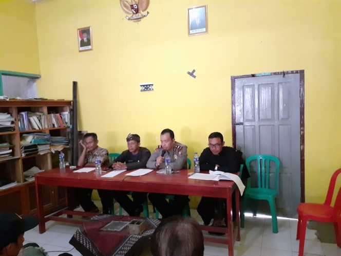 
 Polsek Pamulihan polres Garut Polda Jabar Giat pengamanan Musyawarah Desa Linggar Jati Kab. Garut