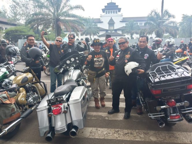 
 Dalam Rangka Event Bandung Bike Vaganza, Group Rider Touring Dari Gedung Sate Bandung Menuju Venue