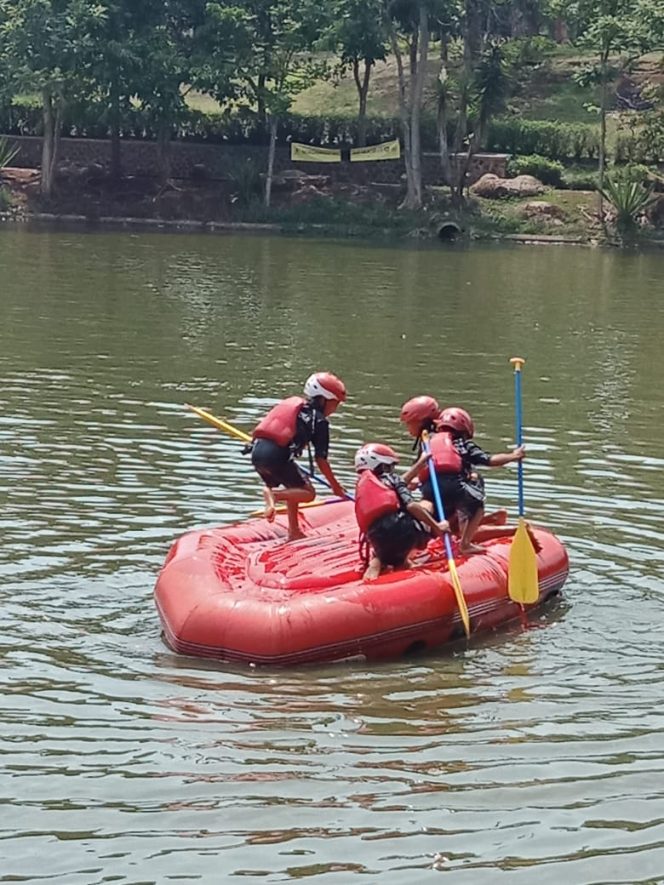 
 Dit Samapta Polda Jabar Terima Piala Lomba Boat Water Rescue Padjajaran Cup Tahun 2019