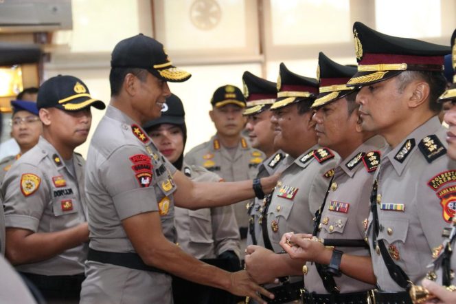 
 Upacara Serah Terima Jabatan Pejabat Utama Dan Kapolres Jajaran Polda Jabar