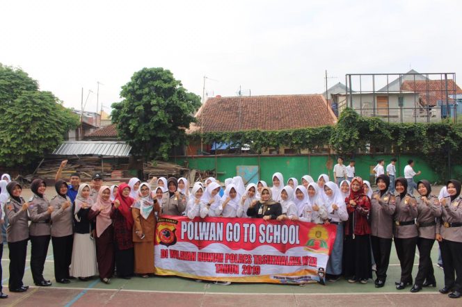 
 Polres Tasikmalaya Kota Polda Jabar Bagikan Pamfleat Rekruitment Anggota Polri Dan Film SANG FRAWIRA