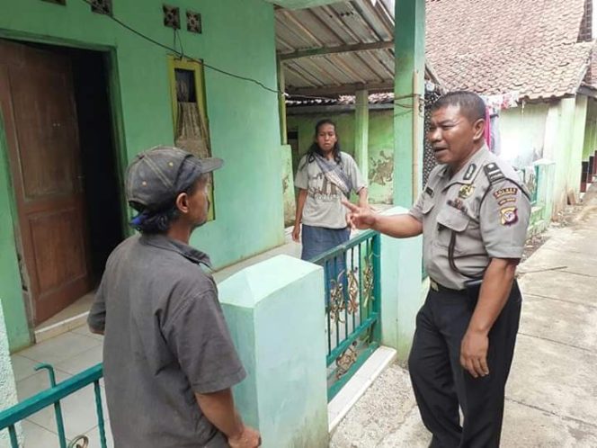 
 Personel Polres Majalengka Polda Jabar Bantu Wanita Depresi Yang Tengah Linglung