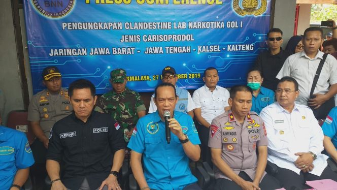 
 Kepala Divisi Penindakan BNN Dan Wakapolda Jabar Pimpin Konferensi Pers Ungkap Kasus Penggerebegan Sebuah Rumah Yang Diduga Tempat Memproduksi Narkoba Berupa Pil PCC