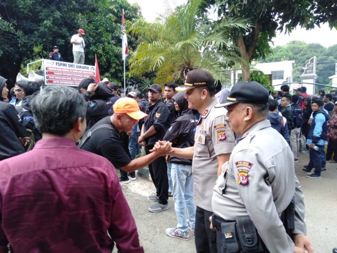 
 Polres Purwakarta Polda Jabar Amankan Aksi Unjuk Rasa Dari Federasi Serikat Pekerja Mental Indonesia (FSPMI)
