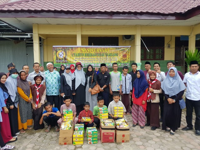 
 Ulang Tahun Pertama, Komunitas Bernas Tamiang Bagikan 2.180 Bungkus Nasi