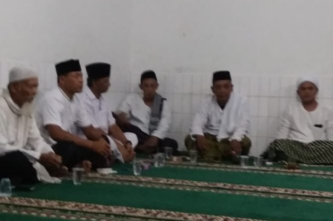 
 Pererat Tali Silaturahmi, Serka Darno Babinsa Koramil 1312/Cisaga Desa Tanjungjaya Hadiri Maulid Nabi Muhamad SAW di DKM ALBarkah Dusun Sukajaya