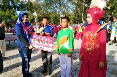 Teks: Nora Idah Nita saat memberikan Hadiah