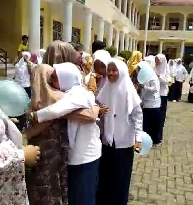 
 Siswa Siswi SMP Ar Risalah Ponpes Cijantung Kab. Ciamis Beri Kado Kepada Guru, Dalam Rangka HUT PGRI Ke 74