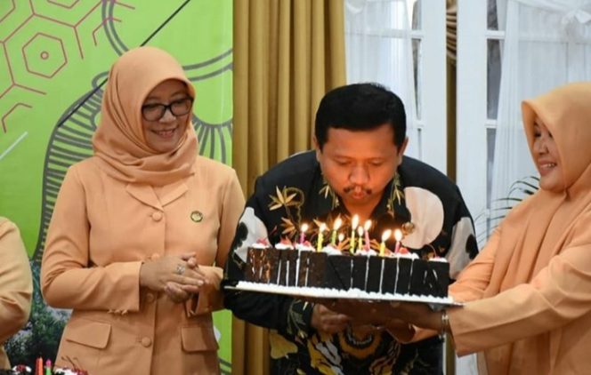 
 Bupati Sumedang Tiup Lilin Pada Hari Ulang Tahun Dharma Wanita Persatuan ke-20 Kabupaten Sumedang