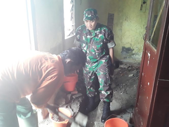 
 Koptu Agus Bantu Perbaiki Rumah Warganya