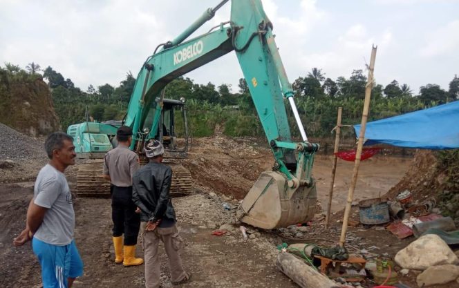 
 Kabid Humas Polda Jabar : Tanah Lumpur (Elot) Longsor Akibatkan Seorang Pekerja Tertimbun