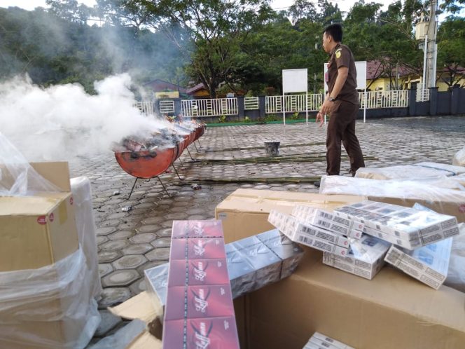 
 Kejaksaan Simeulue Musnahkan Ribuan Bungkus Rokok Tanpa Cukai