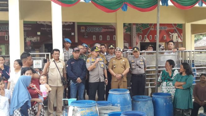 
 Polres Cirebon Kota Polda Jabar Berikan Bantuan Air Bersih