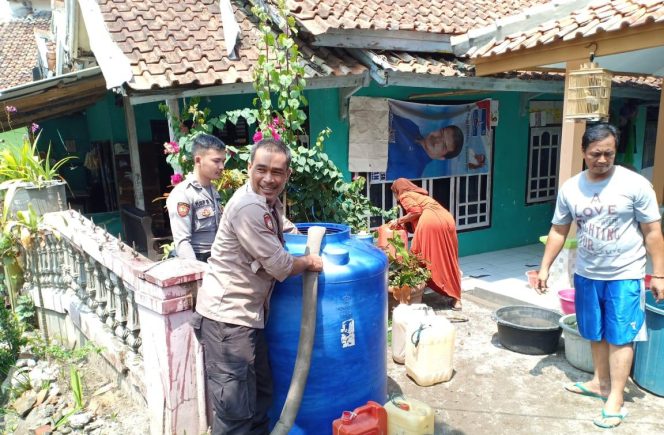 
 Kabid Humas Polda Jabar : Bakti Sosial Pembagian air Bersih Kepada Masyarakat