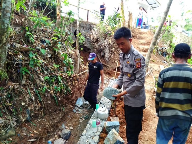 
 Bhabinkamtibmas Desa Tanjungjaya Polsek Cisaga Monitoring Pengerjaan Drainase Dusun Sukajaya