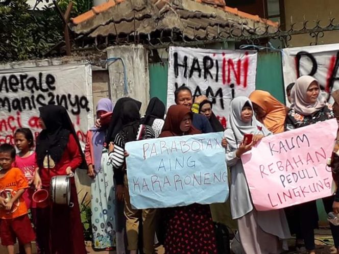 
 Puluhan Warga Desa Dayeuh Kecamatan Cileungsi Melakukan Demo Desak Pemerintah Untuk Menutup PT. Tritunggal Widjaya Primula