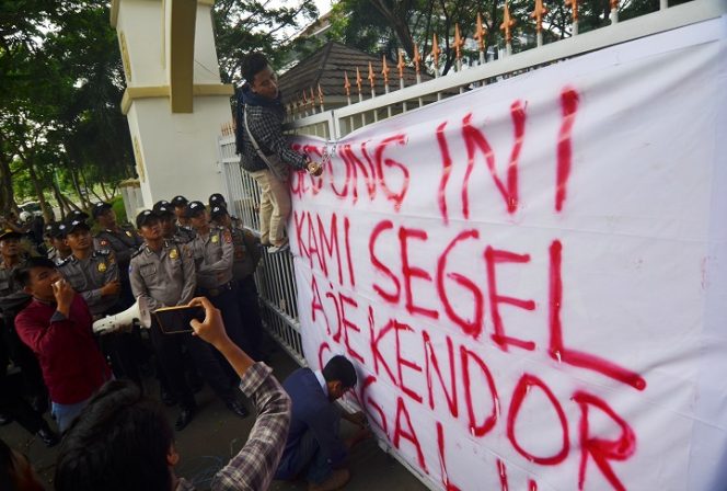 
 Mahasiswa Segel Pemkot Serang