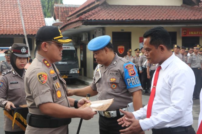 
 Pemberian Reward Kepada Personel Polres Cirebon Kota Polda Jabar Yang Berprestasi