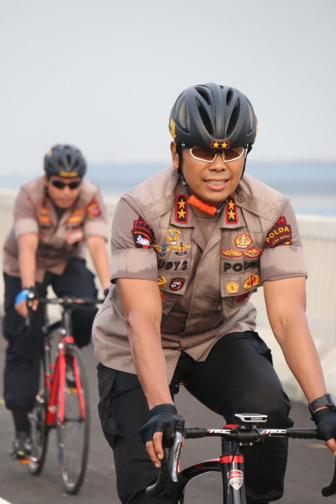 
 Kapolda Jabar Yakinkan Kesiapan Operasi Lilin Lodaya 2019, Lakukan Langsung Peninjauan Jalur Tol Layang Cikampek Dengan Bersepeda