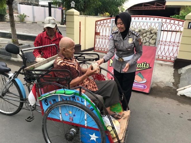 
 Polres Indramayu Polda Jabar Gelar Jumat Berbagi Sediakan Makanan Gratis