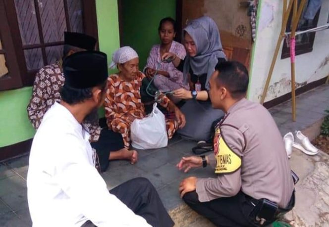 
 Kabid Humas Polda Jabar : Jumat Berkah Bhabinkamtibmas Polsek Leuwimuneing Berikan Bantuan Sembako Pada Warga Kurang Mampu