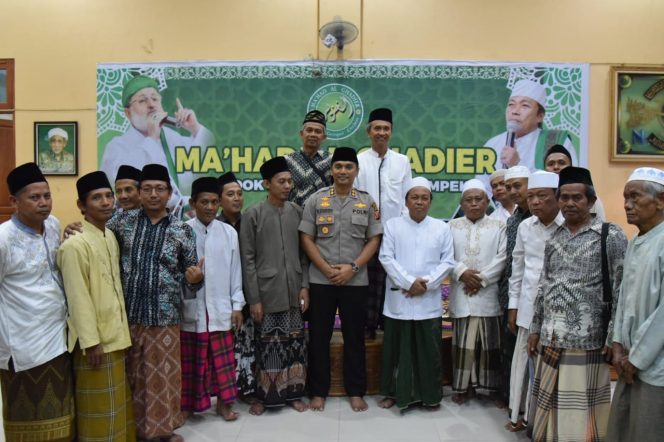 
 Kabid Humas Polda Jabar Silaturahmi ke Ponpes Khas Kempek Kab. Cirebon Untuk Mempererat Persaudaraan