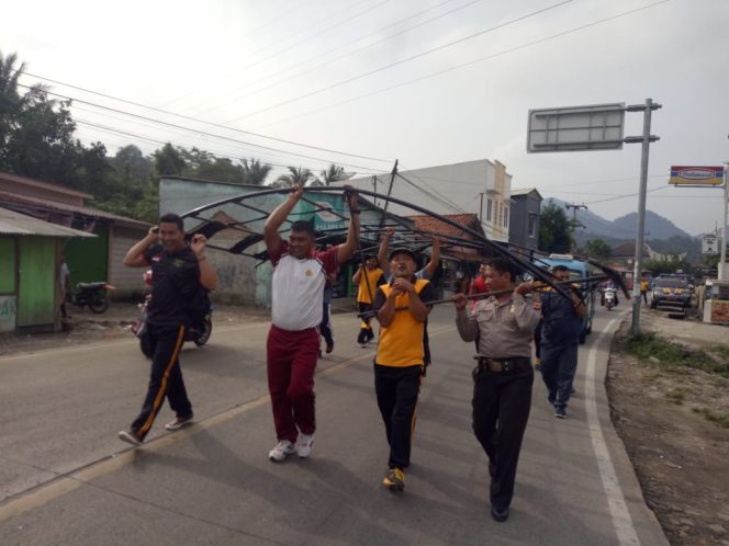 
 Kabid Humas Polda Jabar  Beri Bantuan Tenda Darurat Untuk Bangunan Pondok Santri Yang Tergerus Arus Sungai