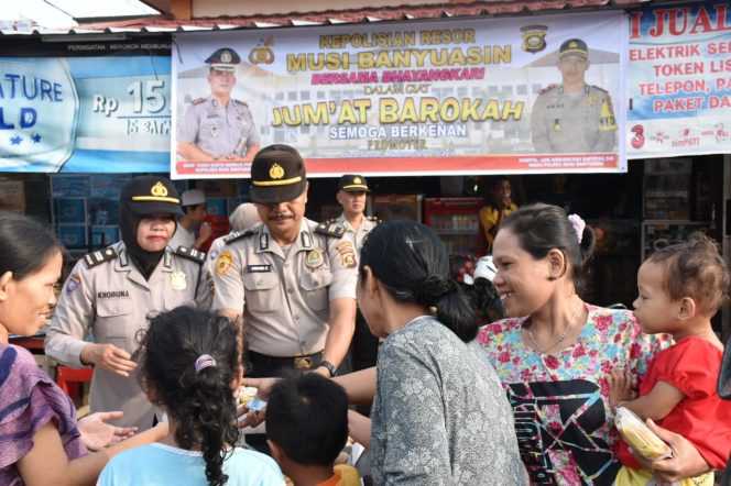 
 Kapolres Muba Polda Sumsel Gelar Kegiatan Jumat Barokah di Masjid Al-Mubtaha