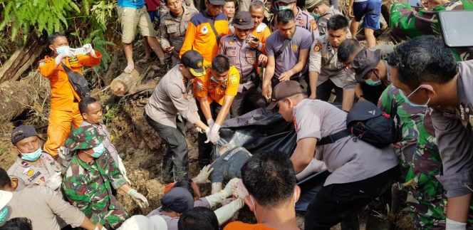 
 Korban Tanah Longsor di Desa Rokan Koto Ruang Kecamatan Rokan IV Koto Kabupaten Rokan Hulu Telah Di Temukan