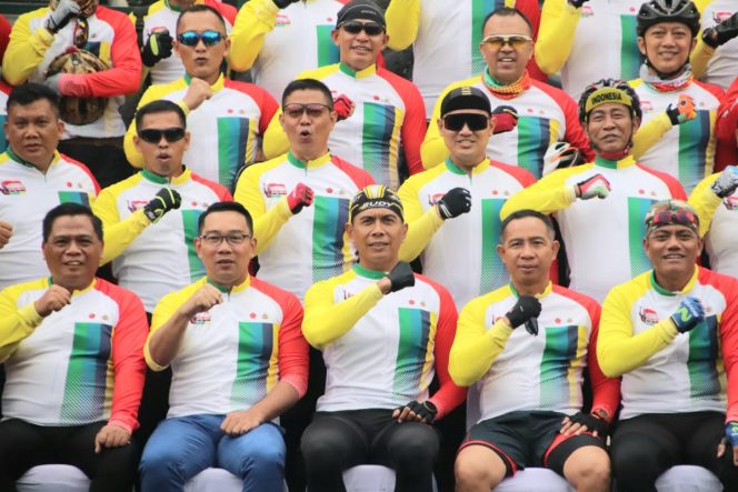 
 Polda Jabar Bersama Kodam III/Siliwangi Gelar Fun Bike Dan Bakti Sosial Dalam Rangka Memperingati Hari Pahlawan