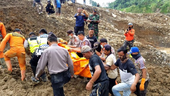 
 Polda Jabar Lakukan Pencarian Hari Ke Tujuh Korban Longsor Di Lokasi PT. Triadi Cipta Gemilang