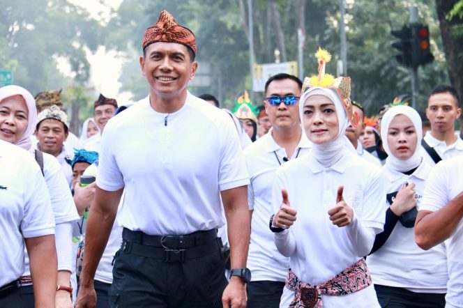 
 Kekompakan TNI, Polri dan Pemprov Jabar Bersama Masyarakat Pada Kegiatan Jalan Sehat Keluarga Dalam Rangka Hari Ibu ke 91
