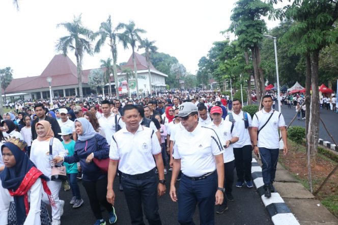 
 Kapolda Sumsel Didampingi Wakapolda Sumsel Mengikuti Kegiatan Jalan Sehat Keluarga Dalam Rangka Hari Ibu Ke-91