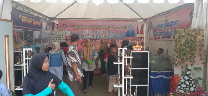 
 Selain Unggulkan Wisata Bahari, Desa Kunjir Tampilkan Hasil Kreatifitas Tangan Terampil Pemuda