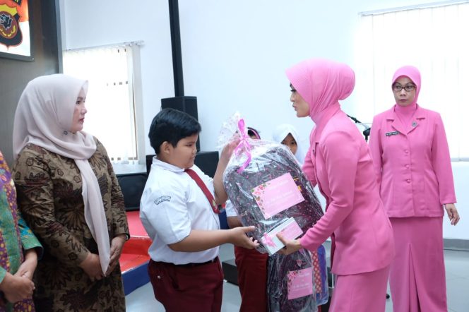 
 Ketua Daerah Bhayangkari Jawa Barat : Hiduplah Sederhana Santun, Bersahaja, Tidak Berlebihan Dan Jadilah Teladan Dikeluarga Serta Masyarakat