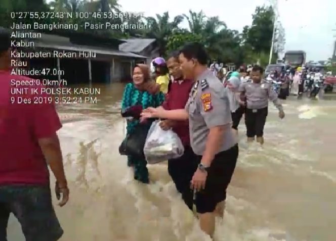 
 Personil Polri dari Polsek Kabun Membantu Warga Akibat Luapan Air Sungai Cawan dan Sungai Bomban