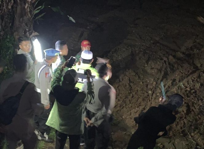 
 Polsek Gunung Halu Dan Polres Cimahi Polda Jabar Dirikan Posko Untuk Masyarakat Yang Terdampak Bencana Tanah Longsor