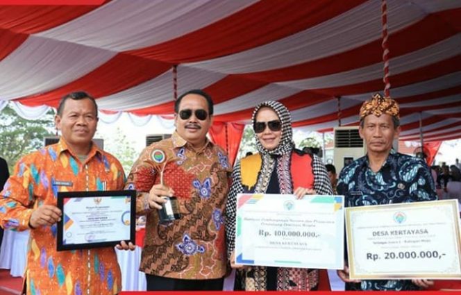 
 Kabupaten Pangandaran Terima Penghargaan Sebagai Juara 1 Lomba Desa Wisata Maju Tahun 2019