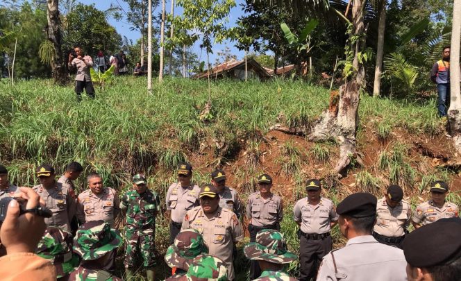 
 Anggota Dit Samapta Polda Jabar Laksanakan Kerja Bakti Bantu Bersihkan Lokasi Yang Terdampak Tanah Longsor