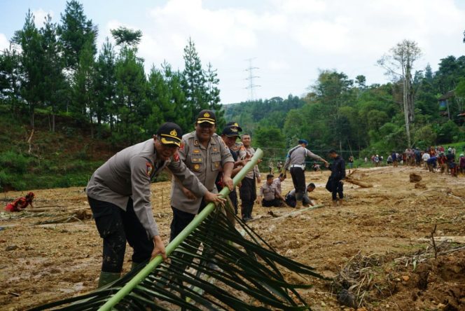 
 Pembersihan Lokasi Bencana Tanah Longsor, Pelayanan Kesehatan Dan Bantuan logistik Di Pimpin Kapolres Cimahi Polda Jabar