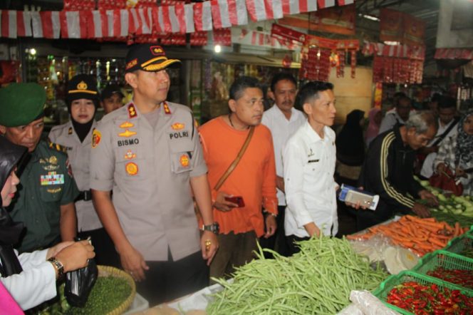
 Dalka Menghadapi Natal 2019 dan Tahun Baru 2020, Satgas Pangan Polres Ciamis Polda Jabar Giat Operasi Pasar